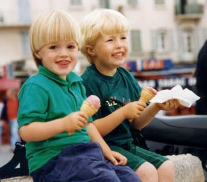 Alexander (rechts) und sein jüngerer Bruder